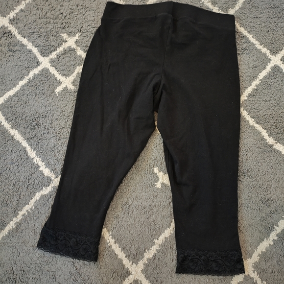 TORRID CAPRI SIGNATURE WAIST LACE TRIM LEGGING BLACK CROPPED LEGGINGS SIZE 1 - Picture 4 of 7